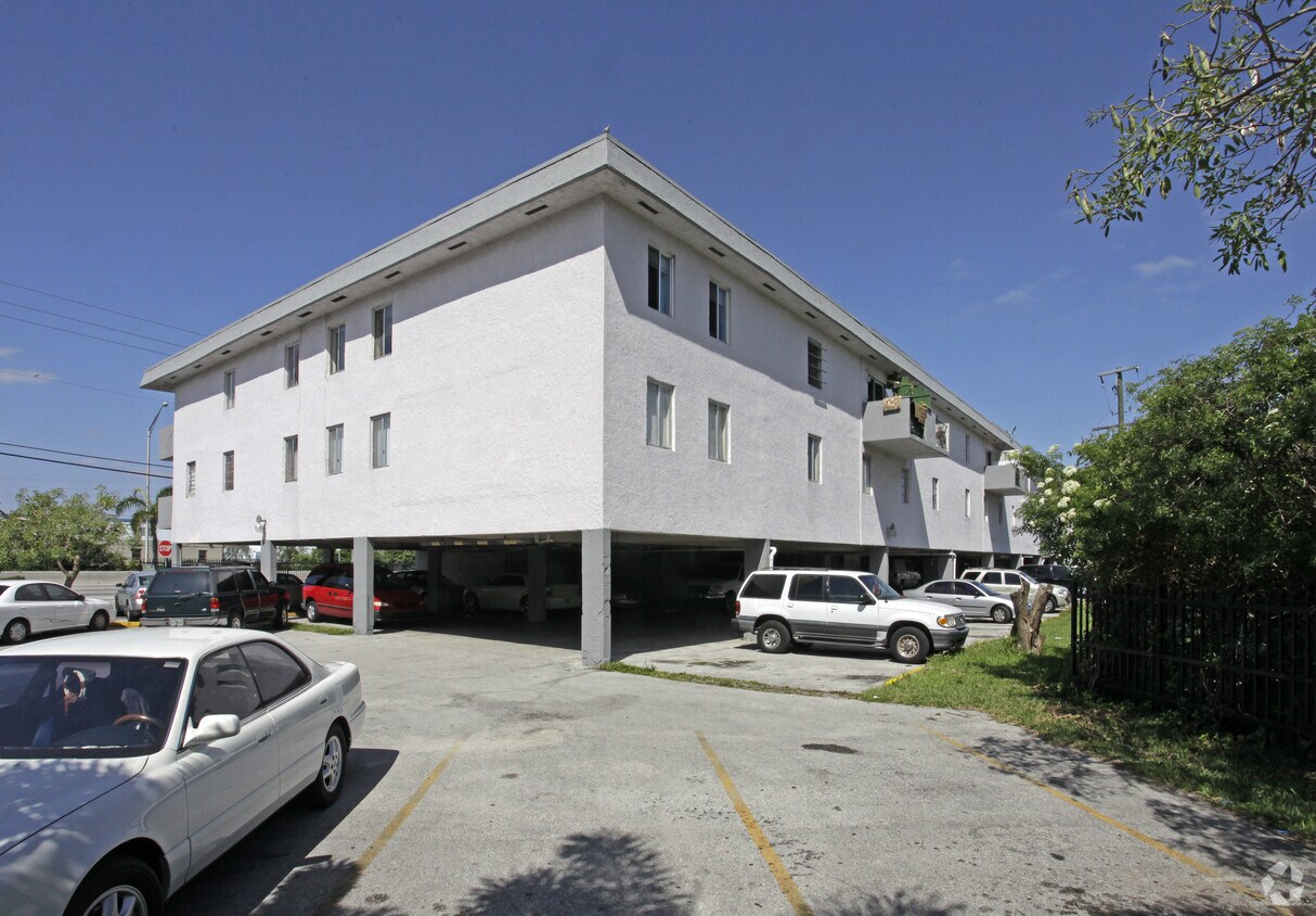 Foto del edificio - 2725 W Okeechobee Rd