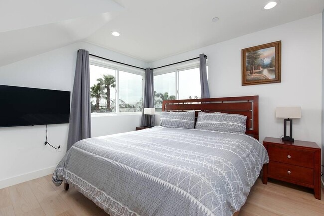 Building Photo - 825 Island Ct