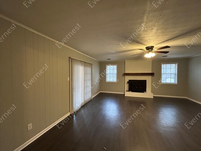 Building Photo - Apply Now & Get $500 credit! 3 Bed & 1 Bat...