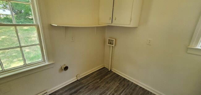 Building Photo - 3 Bedroom 1 Bathroom House