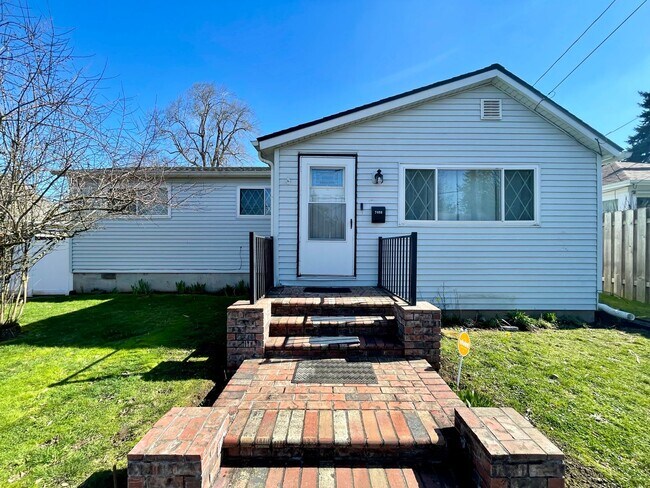 Building Photo - Bright and Beautiful 3 Bed 1 Bath House -N...