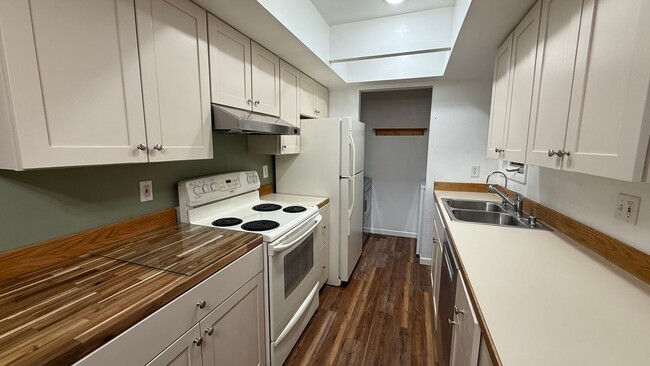 Building Photo - Well Maintained Top Floor 2 Bed/2 Bath Condo W/Garage Space. Call Today!