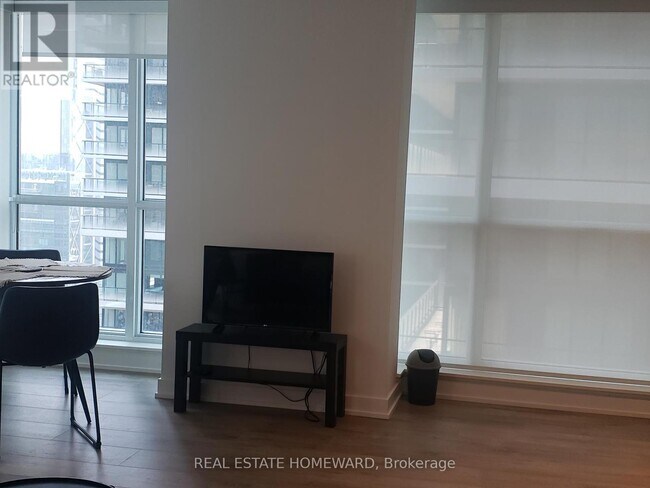 Photo du bâtiment - 327 King St W