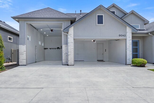 Building Photo - 9042 S La Pampa Way