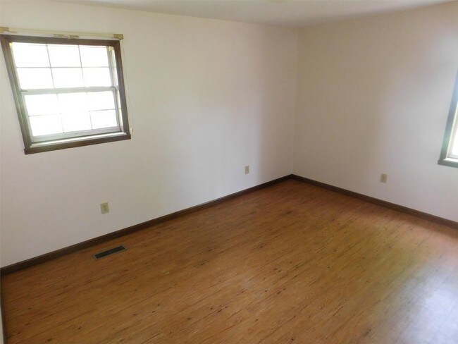 Building Photo - 123 County Road 142 - B Apt. B