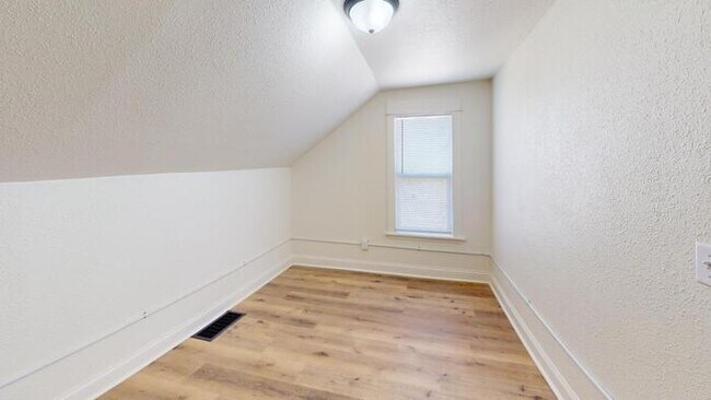 Building Photo - 106 4th St NE