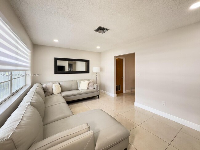 Foto del edificio - 3360 SW 24th Ter