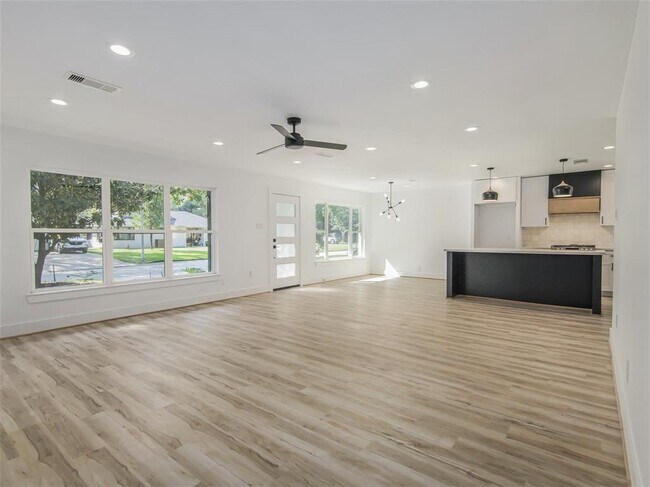 Building Photo - 2206 Lamonte Ln