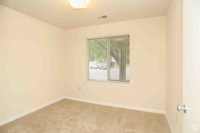 3BR, 2BA - 1,185 SF - Woodbridge Station