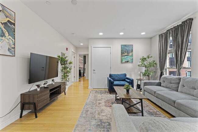 Building Photo - 601 Albany St