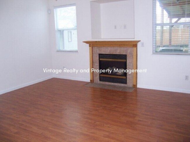 Foto del edificio - Updated 4 Bedroom Two Story Home That Is B...