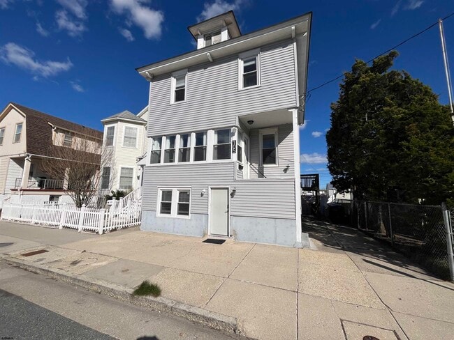 Building Photo - 105 N Windsor Ave