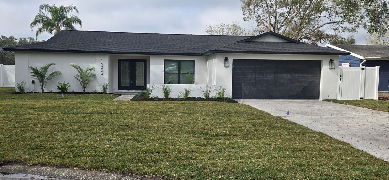 Foto principal - Completely remodeled 4 Bed 4 Bath home wit...