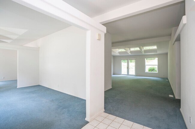 Foto del edificio - 3-Bedroom Gig Harbor Retreat with Private Setting and Modern Comforts