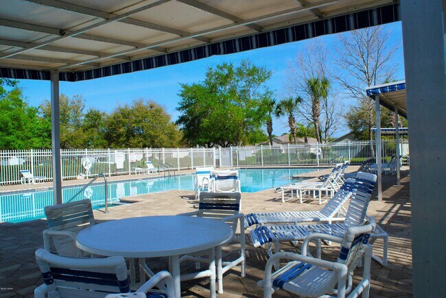 Foto del edificio - 209 Brasswood Ct