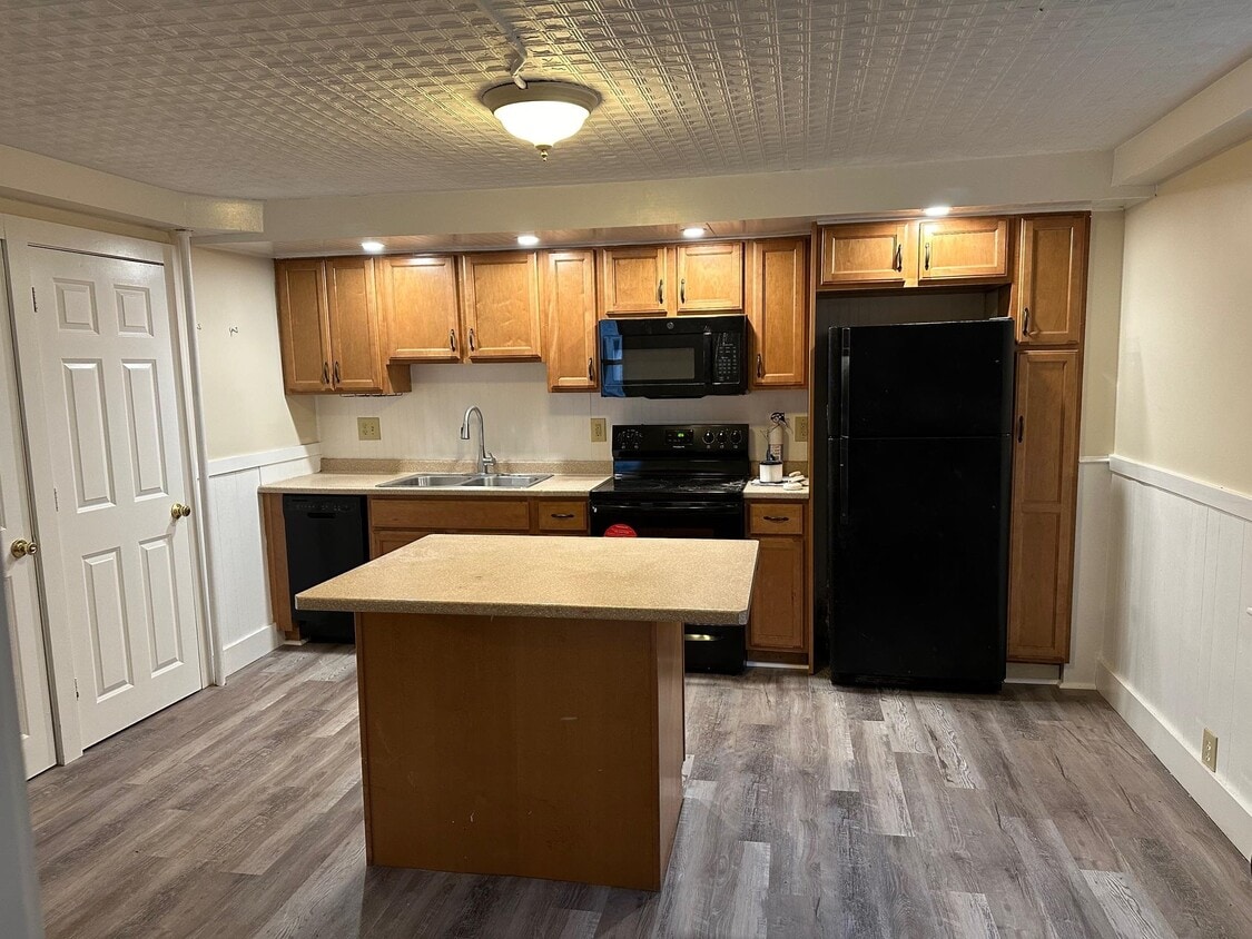 14 South St Unit A, Somersworth, NH 03878 Room for Rent in