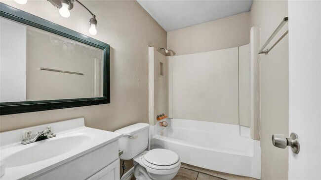 Building Photo - 2711 Evergreen Cir