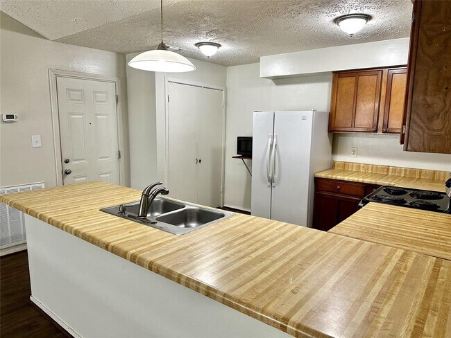 Building Photo - 13322 Oak Ledge Dr