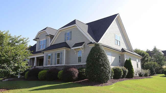 Building Photo - Lovely Heritage Home with Ideal Floorplan