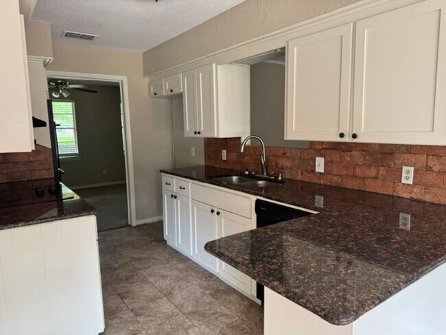 Foto del edificio - 3/2/2 Fenced Yard LISD Pet Friendly