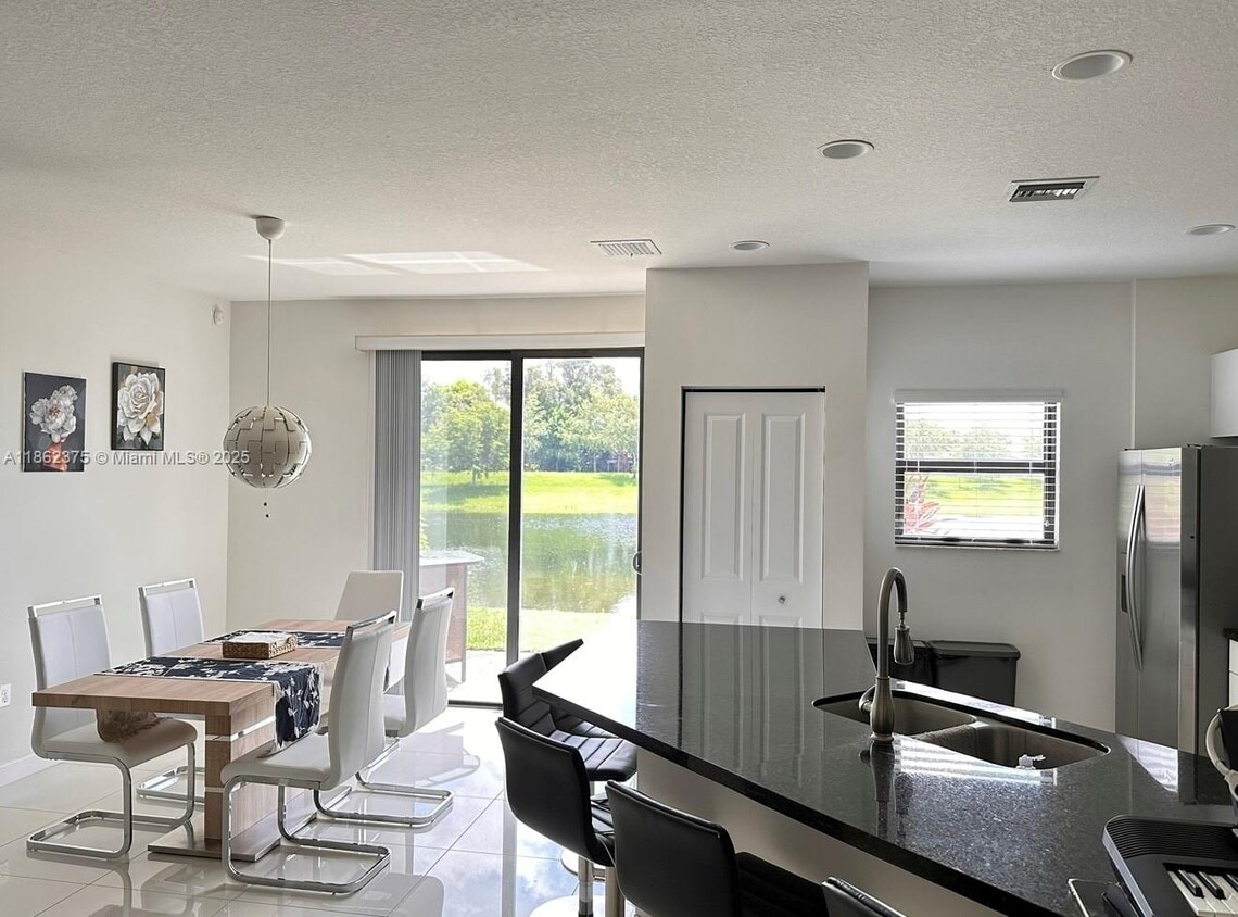 Foto principal - 415 NE 194th Ln
