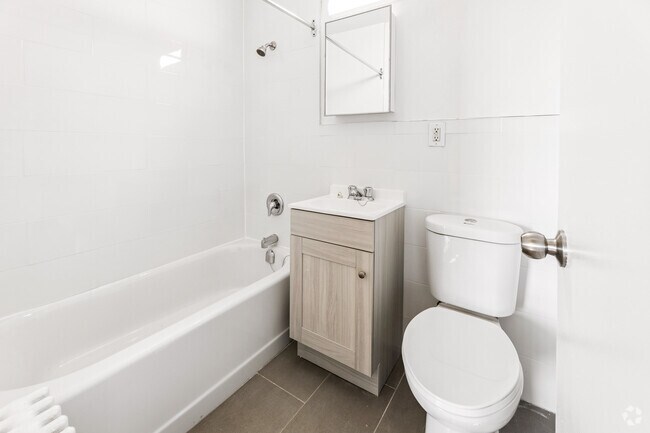 3 chambres, 1 salle de bain - 788 pi² - Salle de bain - Trudelle Court Apartments