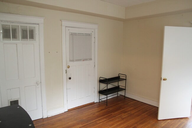Building Photo - 517 Kingsland Ave