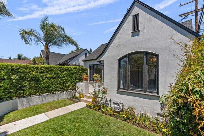 Building Photo - 5267 Saturn St