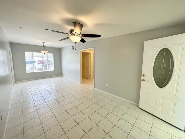 Entrada/Sala de estar/Comedor - 18808 Stagg St