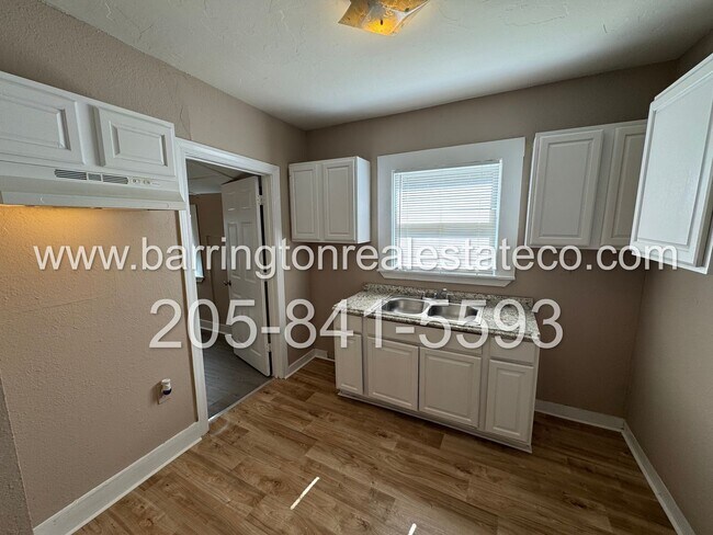 Building Photo - 605 10th Ave