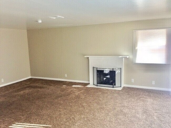 Foto del edificio - 3 bed 2 bath House with 2-Car Garage -- COMING SOON !!!