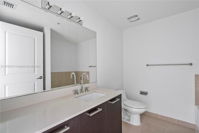 Baño - 333 NE 24th St