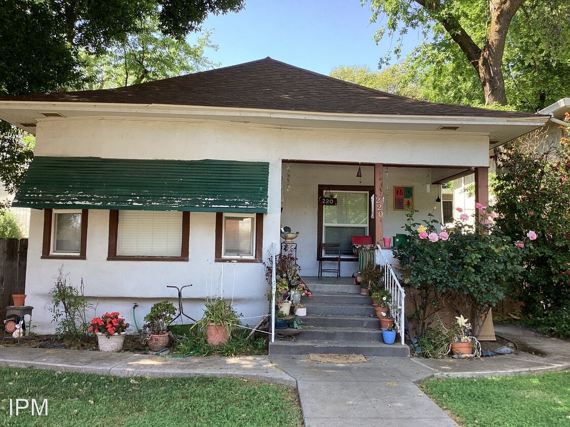 Primary Photo - 3 br, 1 bath House - 220 W. SACRAMENTO AVENUE