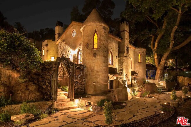 Foto del edificio - 8978 Wonderland Ave