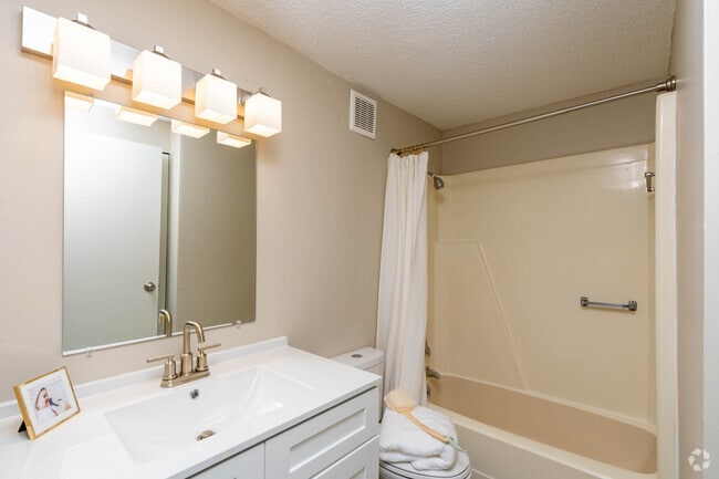 1BR,1BA - 576SF - Bathroom - Woodbine Apartments
