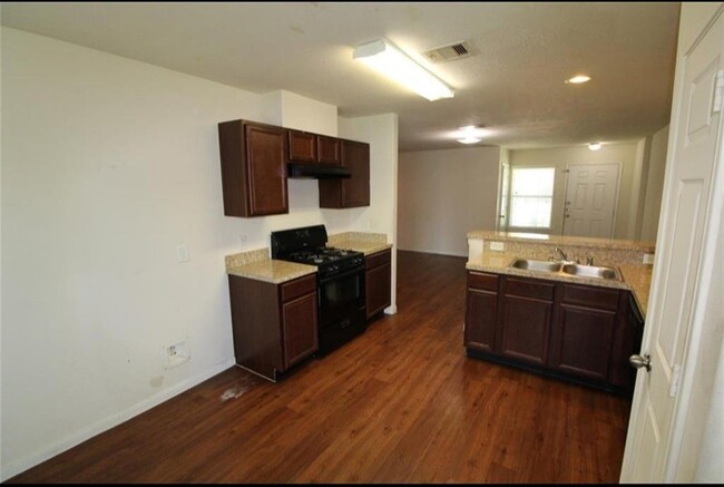 Foto del edificio - 6014 Brenwood Trails Ln
