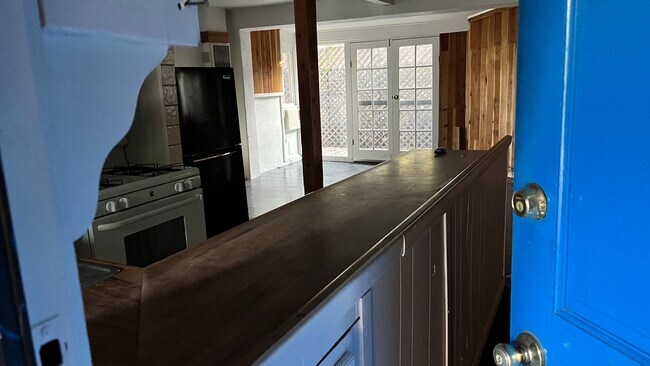 Kitchen countertop - 1472 Silverwood Dr