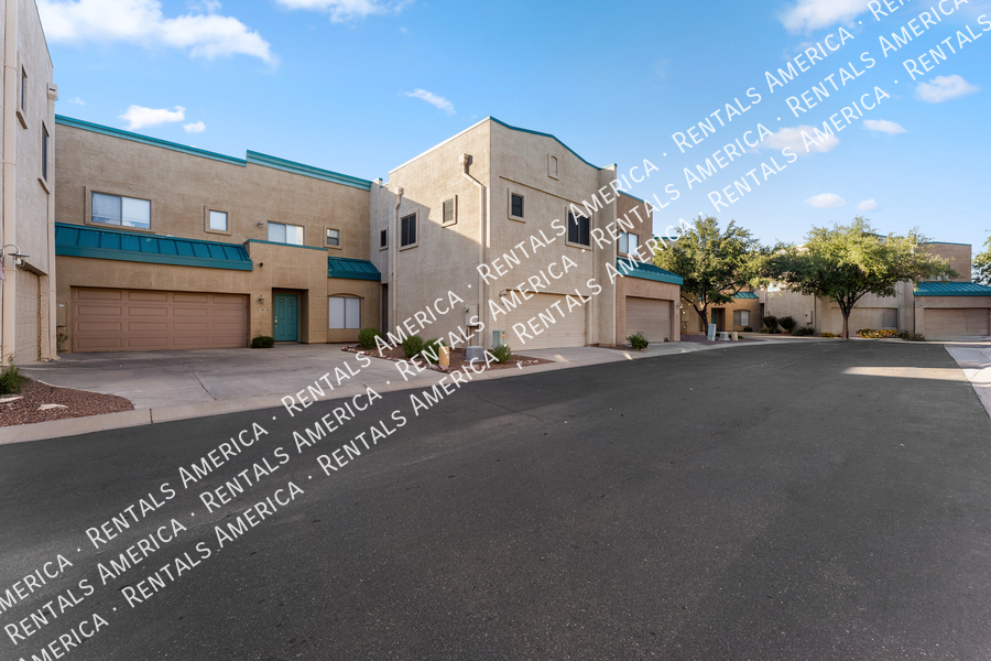 Primary Photo - 1015 S Val Vista Dr