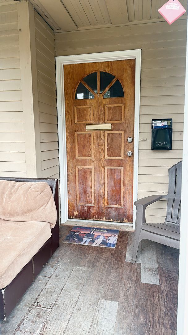 Building Photo - PRELEASE: 5 bdrm/2 bath in York neighborhood