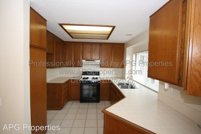 Building Photo - 2 br, 1.5 bath House - 116 S Seneca Cir #8
