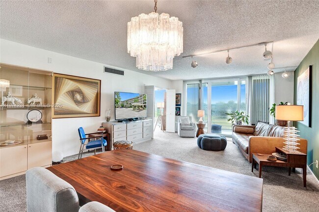 Foto del edificio - 805 Cypress Blvd