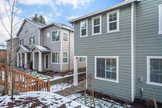 Photo - Super clean & spacious 4-bdrm/3-bath townh... House