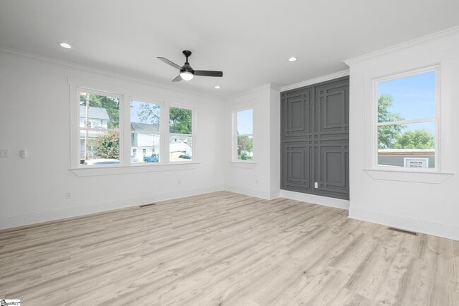 Building Photo - 305 Valley St