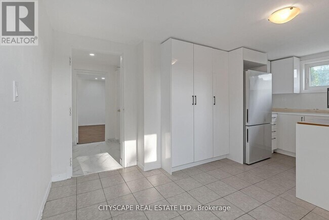 Photo du bâtiment - LOWER - 2724 LAKESHORE BOULEVARD