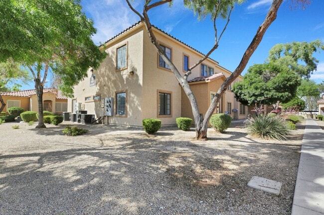 Building Photo - 2 bed/2 bath condo in a gated community