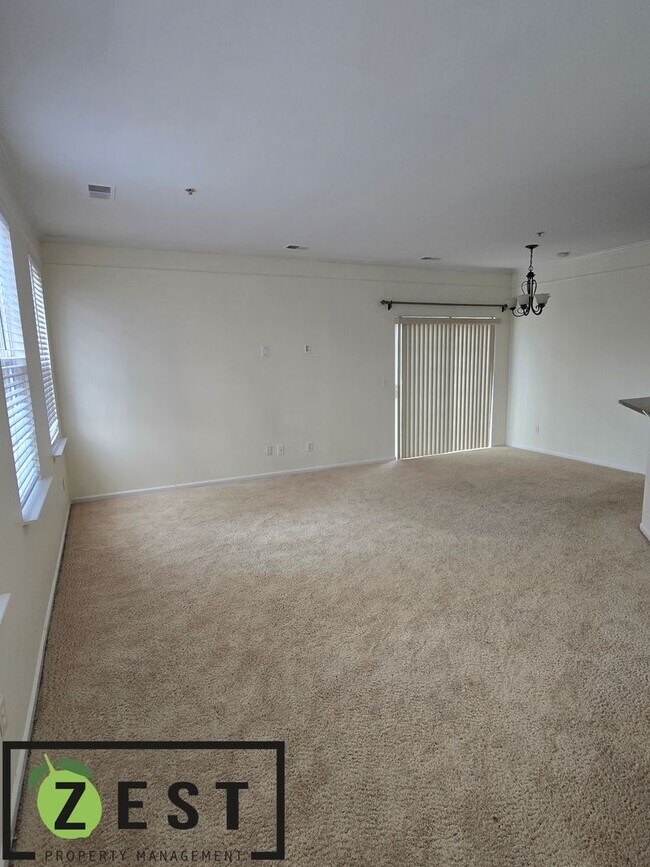 Foto del edificio - First floor 2 Bed 2 Bath Condo with tons of amenities! **Open House June 12th from 5pm to 6pm**