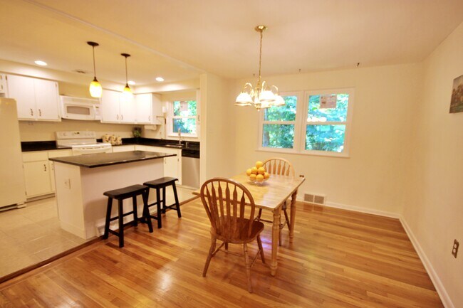 Dining Room - 122 S Jamestown Rd