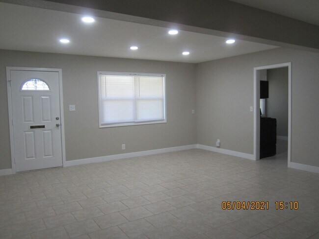 Building Photo - WOOD STREET AREA COMPLETELY REMODELED!!