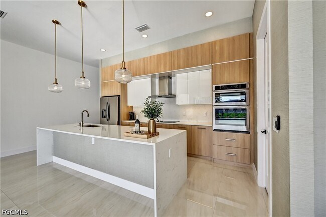 Foto del edificio - 2596 Surfside Blvd