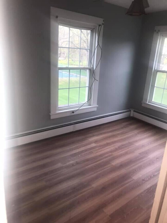 Small room - 521 NY-32